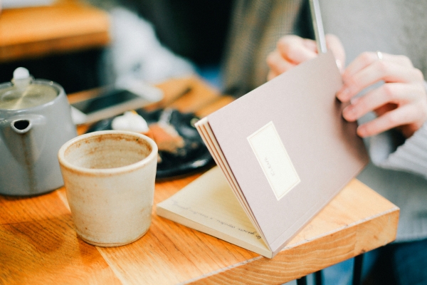 Une personne qui lit et remplit un journal sur la confiance en soi