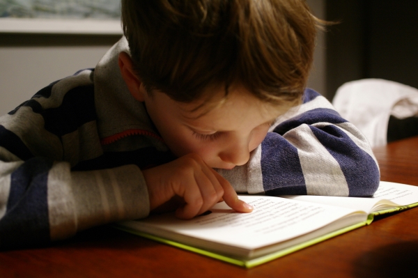 Enfant qui lit un livre sur la confiance en soi