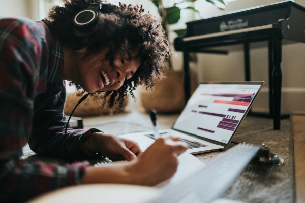 Femme qui écoute à des albums CD sur la confiance en soi