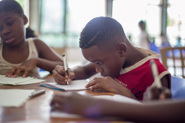 Elèves qui remplit son cahier d'exercices scolaires pour prendre confiance en soi