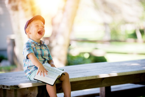 Enfant heureux qui a confiance en lui