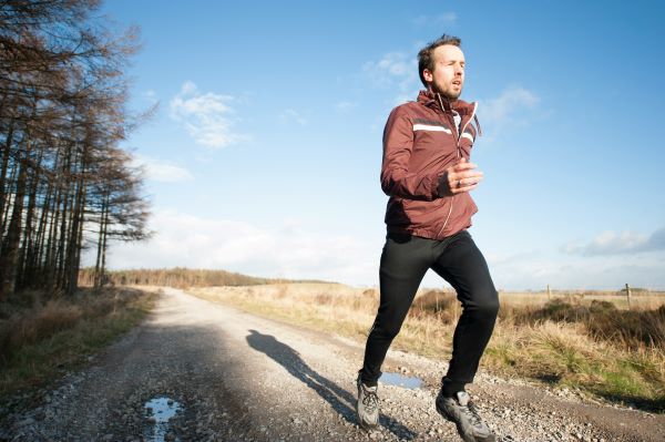 Homme qui fait de la course à pied pour se sentir mieux