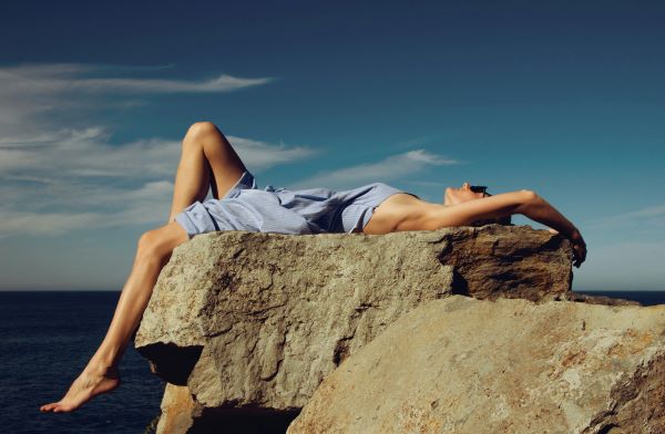 Femme qui se sent bien dans sa peau et en profite